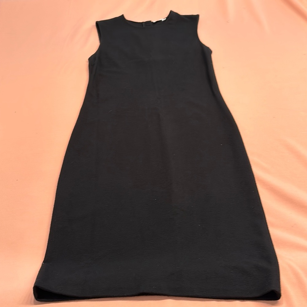 Vince Sheath dress. Black. Size M